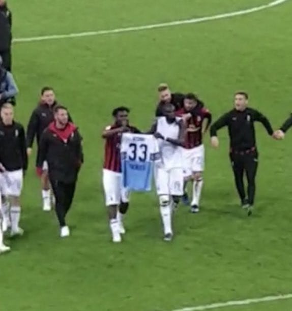 Milan-Lazio, Bakayoko e Kessié espongono la maglia di Acerbi