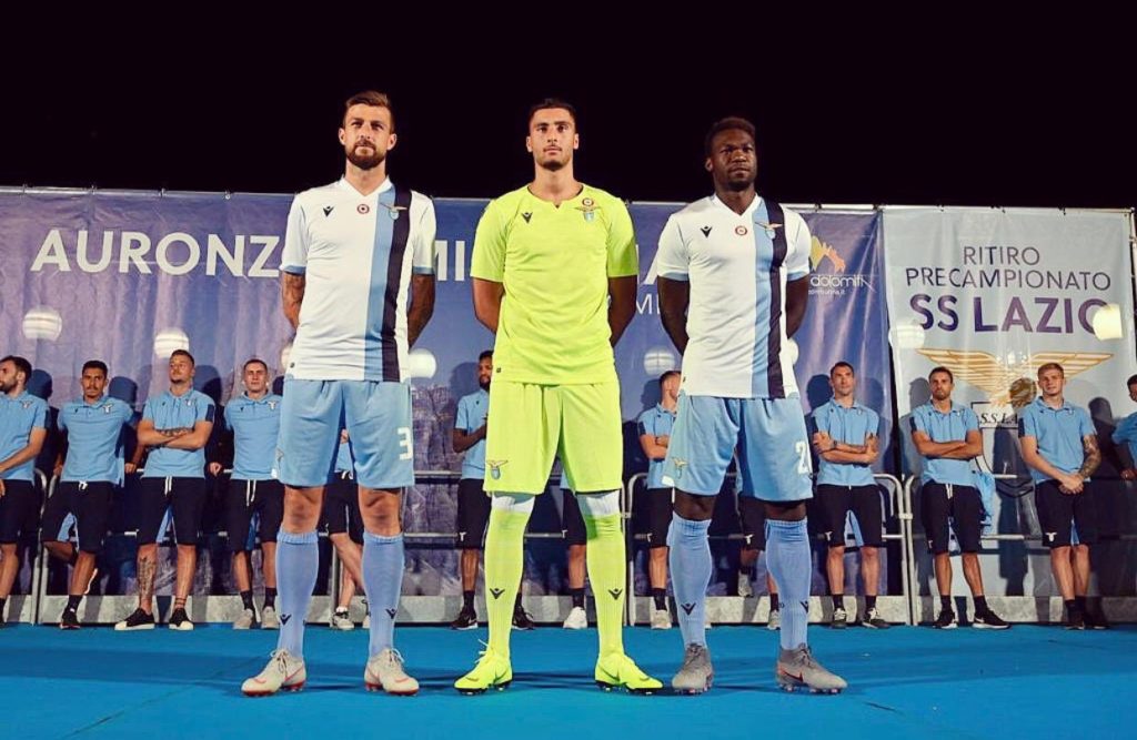 Francesco Acerbi e Caicedo con la maglia Away: il loro orgoglio