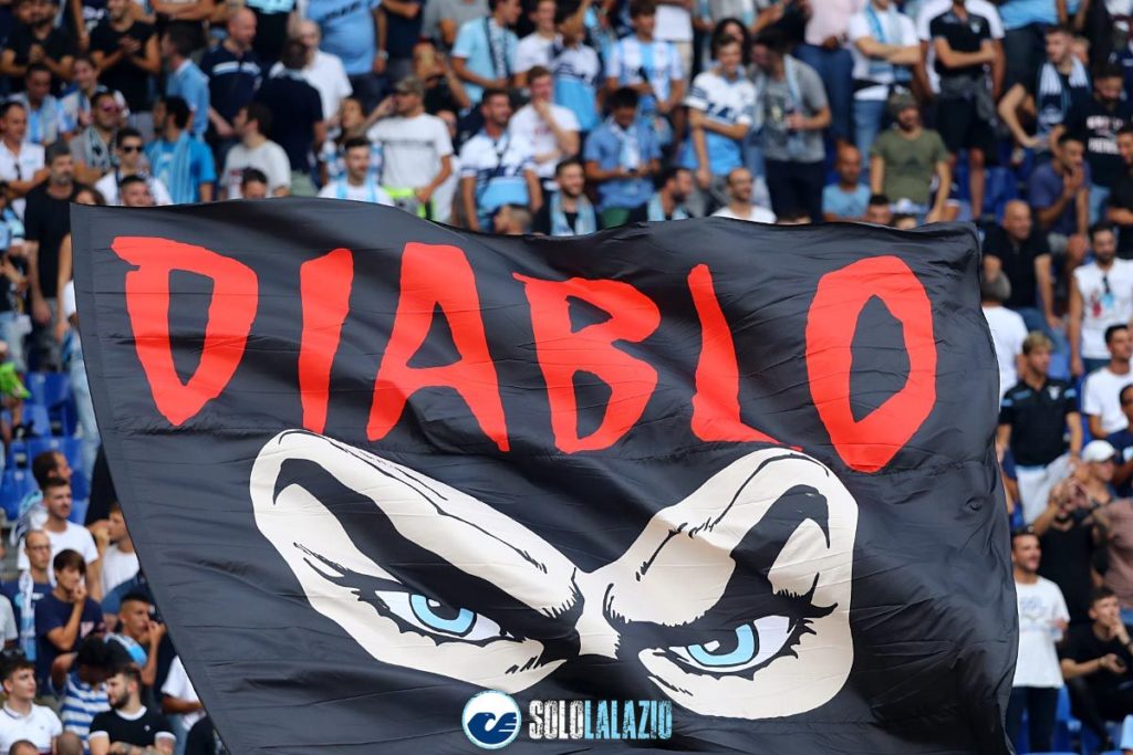 Lazio - Roma, bandierone Diabolik