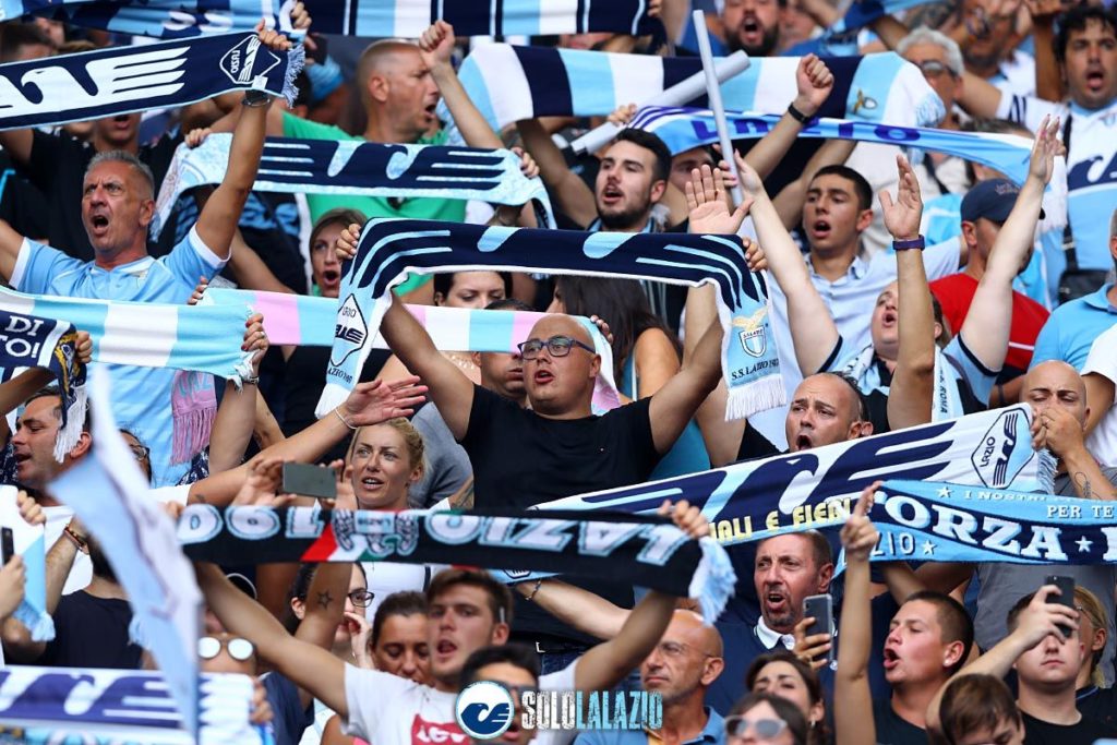La Curva Nord saluta la Lazio al termine della partita
