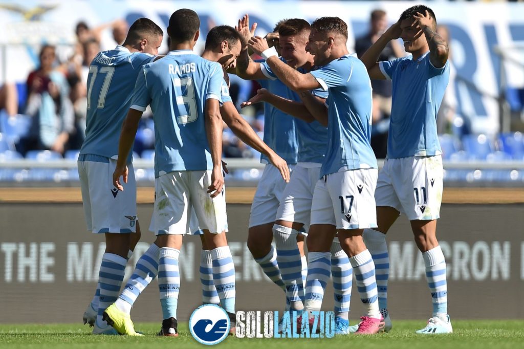 Lazio - Genoa, esultanza squadra gol Radu