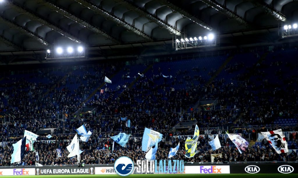 La protesta dei tifosi rossoblù in vista di Genoa - Lazio