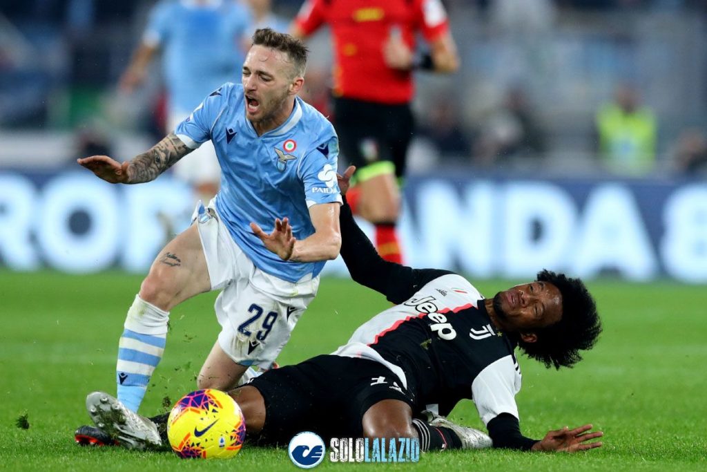 Lazio - Juventus, fallo Cuadrado su Lazzari