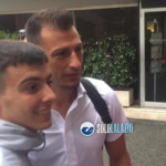 Stefan Radu sorridente dopo le visite in Paideia Il difensore rumeno fuori la clinica